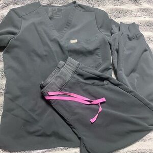 Figs Charcoal Scrub Set with Magenta Drawstring